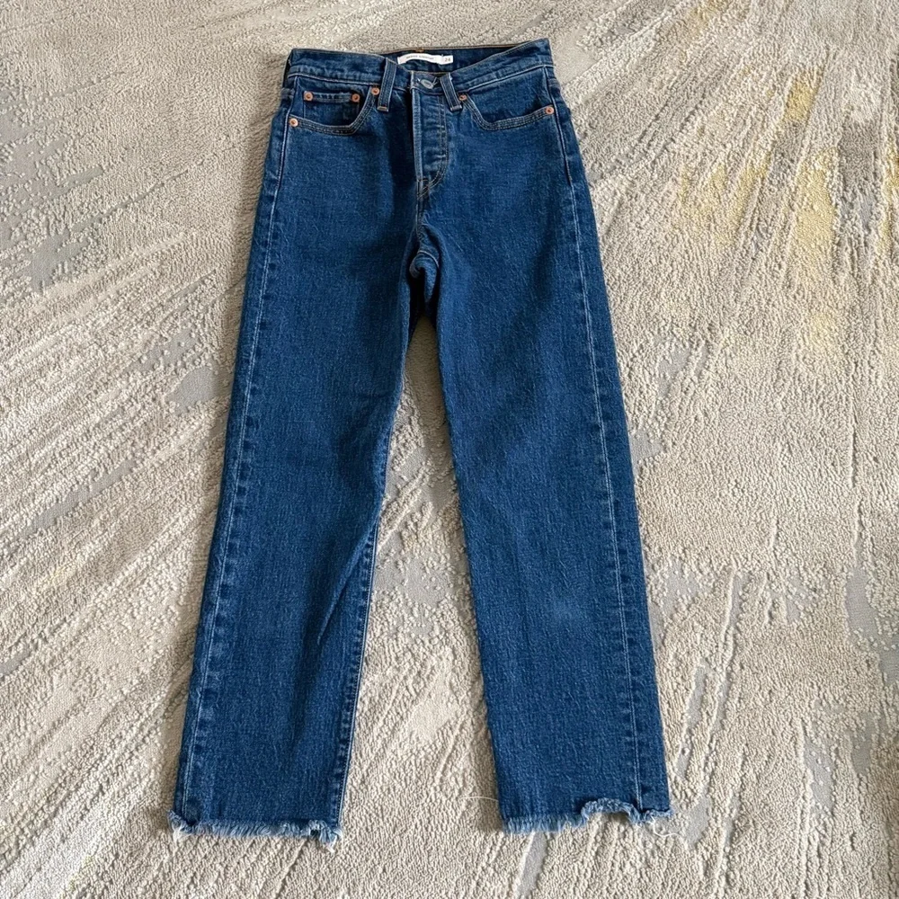 Levi’s wedgie straight ankle Jeans medium wash high rise button fly 24